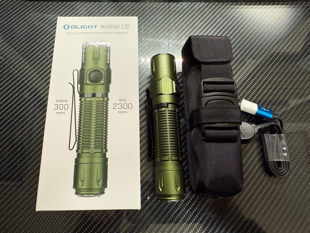 2300ルーメン・照射距離300mという高性能なタクティカルライト、Olight
