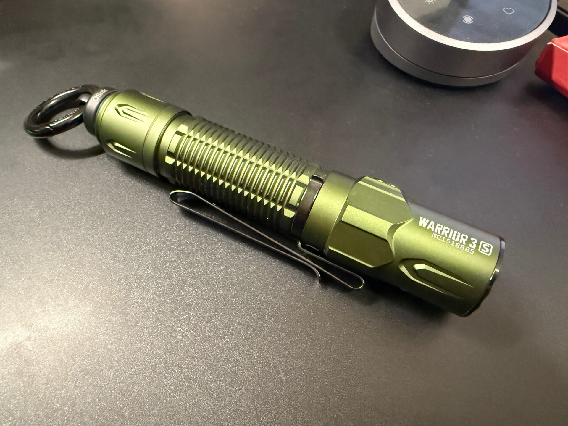2300ルーメン・照射距離300mという高性能なタクティカルライト、Olight