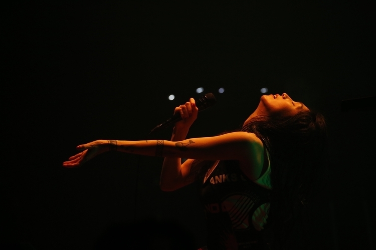 鬼束ちひろを4名のフォトグラファーが撮影。コンサート映像作品付属の