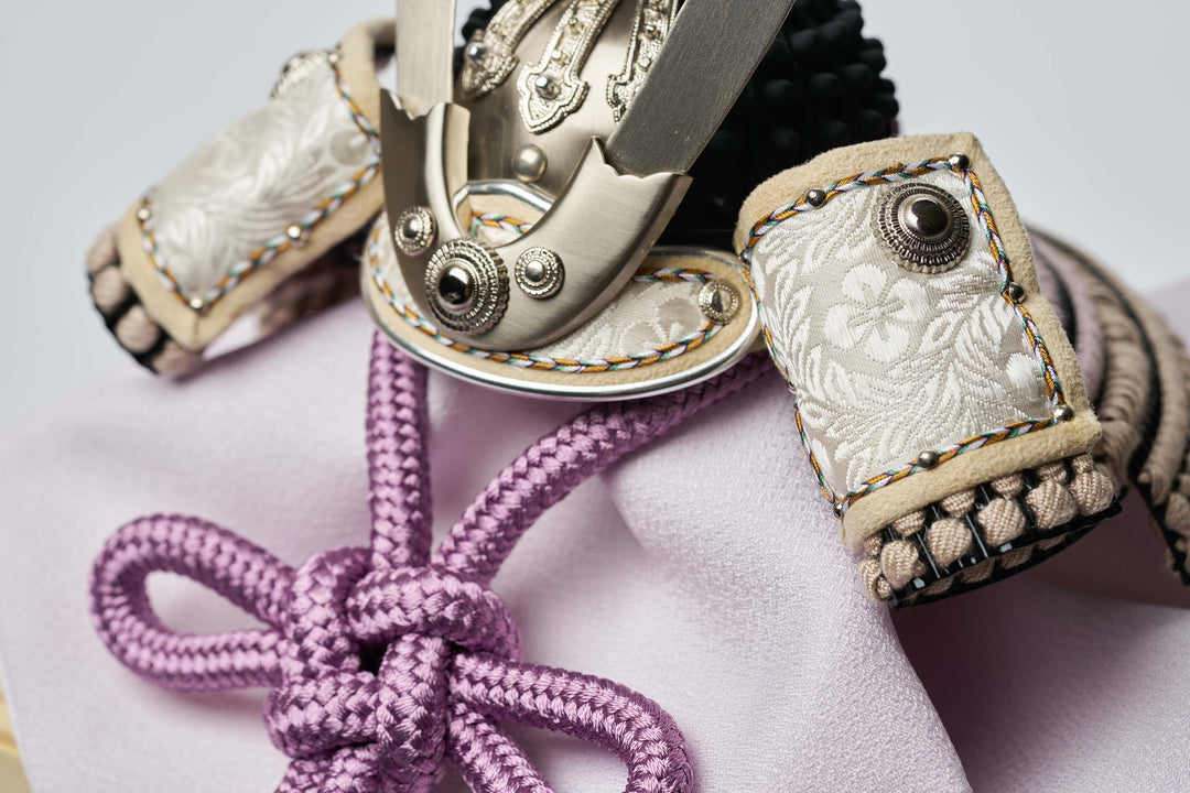 藻勝見文、桜藤色の銀兜 - 兜櫃 – 人形工房 左京