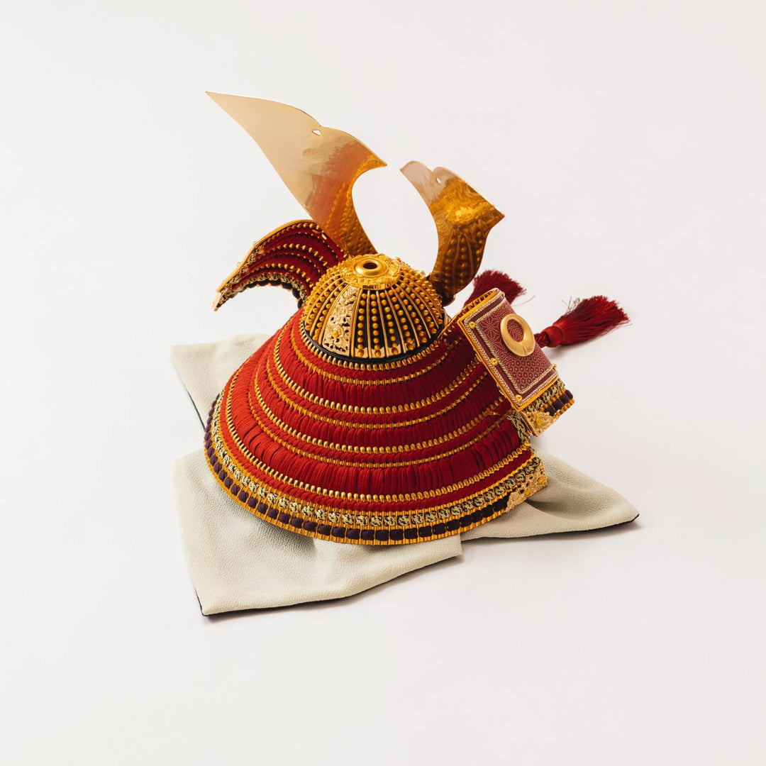 金色に鏨彫の大兜 – 人形工房 左京