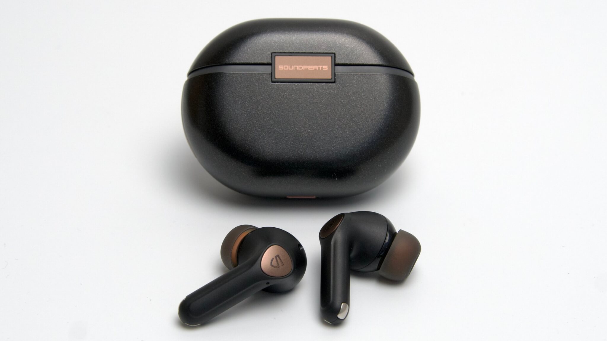 SOUNDPEATS Air4 Pro ワイヤレスイヤホン」レビュー | 多機能で