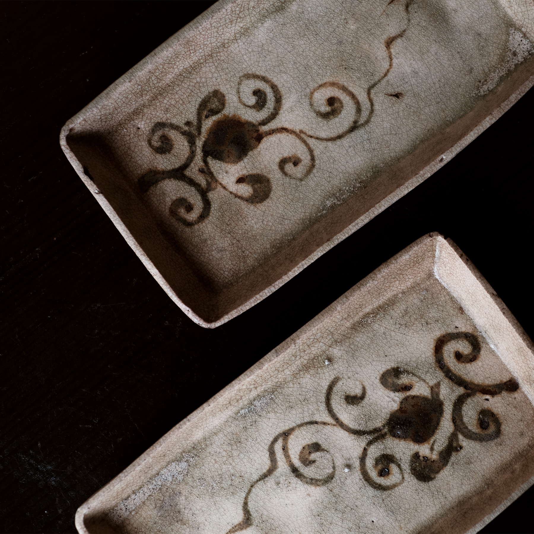 瀬戸 御深井焼 鉄絵蔓草文長皿 二客組 | 骨董と詩学 Antique & Poetics