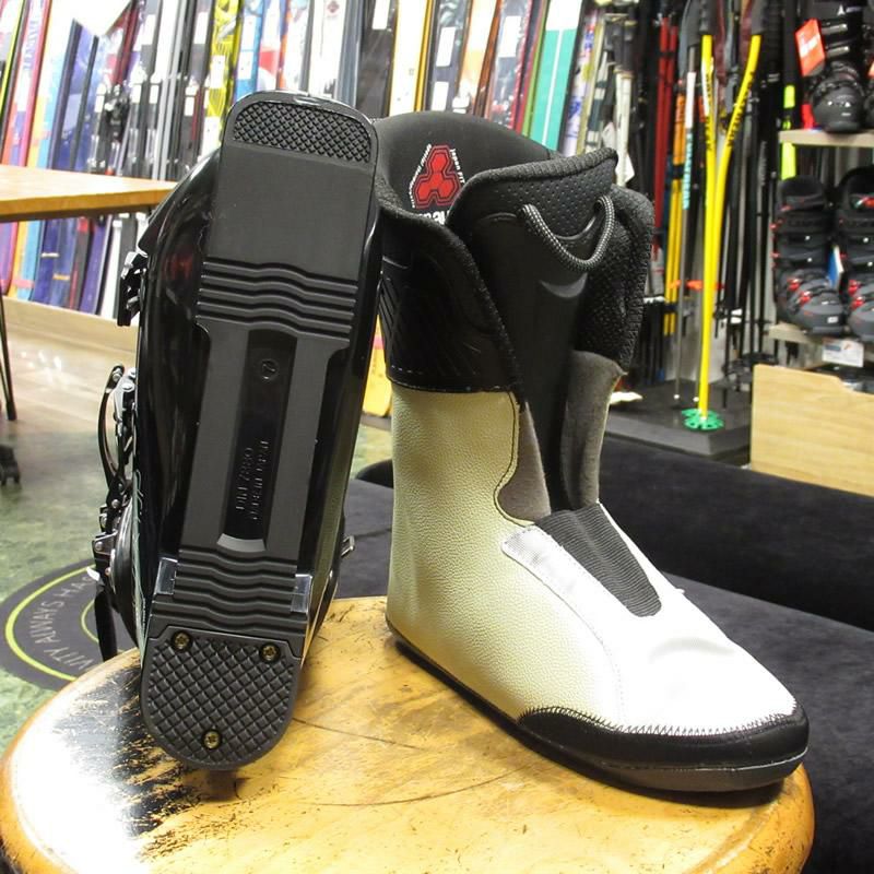 GEN スキーブーツ 2026 BUMPS 8 (バンプス8) マットブラック (2526