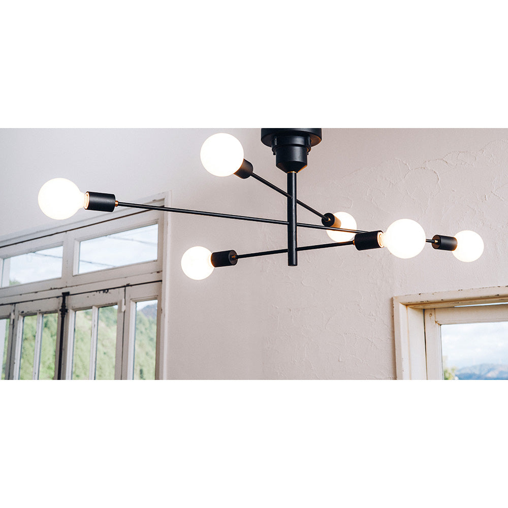 アームとソケットと電球のみで構成されたミニマルデザインのシーリング