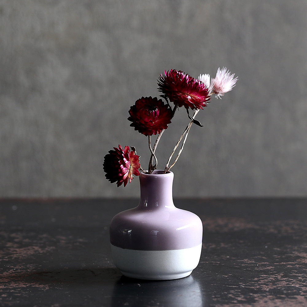 シンプルな花も華やかに彩る、明るいトーンの一輪挿し Bron Choco