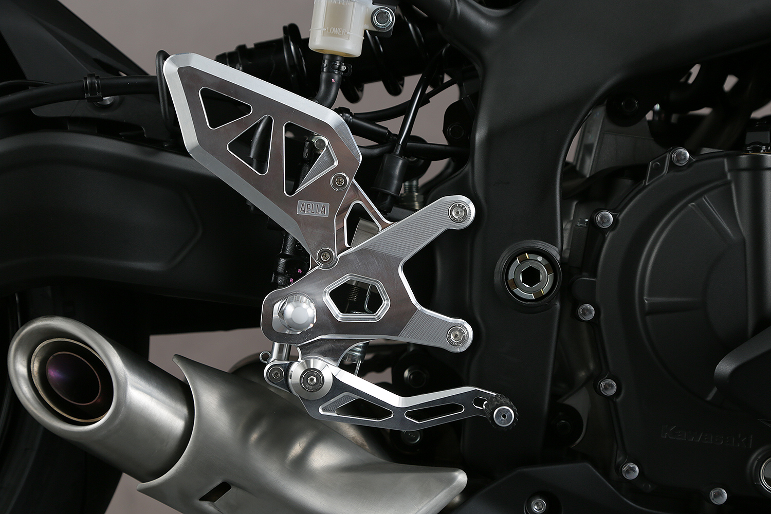 ライディングステップキット(Kawasak ZX-25R/ 4R )ホワイト・ブラック