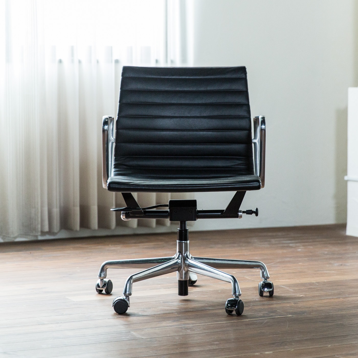 イームズ アルミナムグループ マネジメントチェア | ハーマンミラー