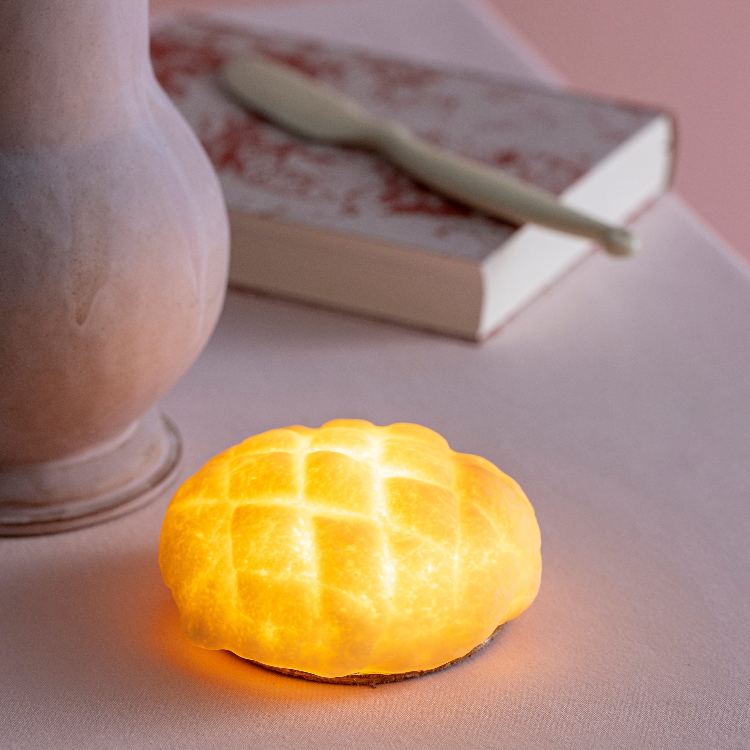メロンパン Bread Lamp （電池タイプ）| PAMPSHADE – Yukiko Morita