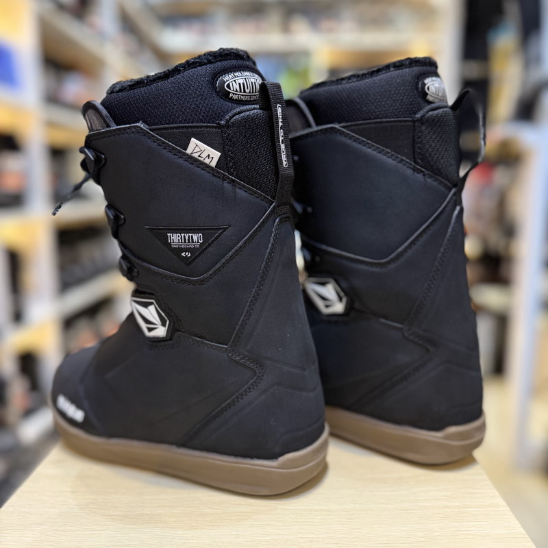 ラスト1点】 24-25 THIRTYTWO LASHED W'S X VOLCOM カラー:BLACK 23cm