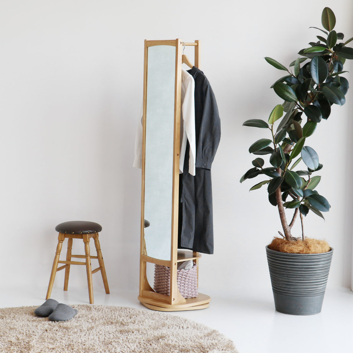 スタンドミラー 全身鏡 360度回転式 背面ハンガーラック 棚板付