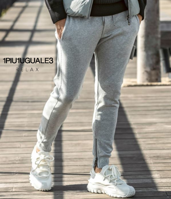 1PIU1UGUALE3 RELAX レザーパッチスウェットパンツ メンズ ジョガー