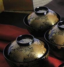 山田平安堂 吸物椀 菊に忍 （ 輪島塗：5客組 ） : 漆器 山田平安堂