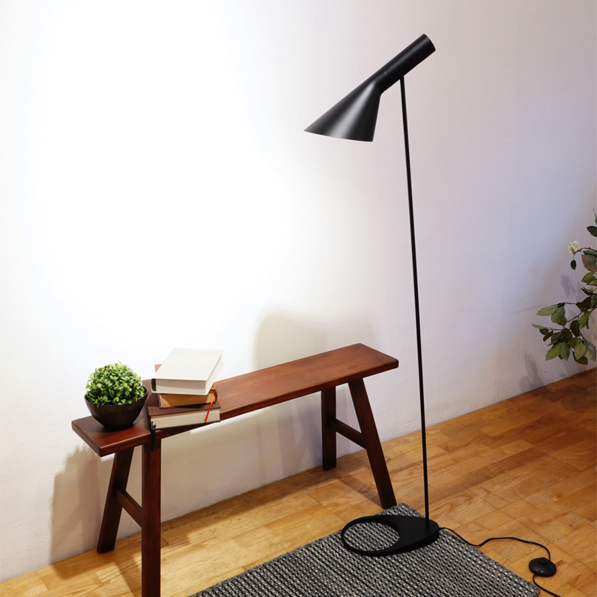 フロアランプ アルネ・ヤコブセン リプロダクト LED E26 （ フロア