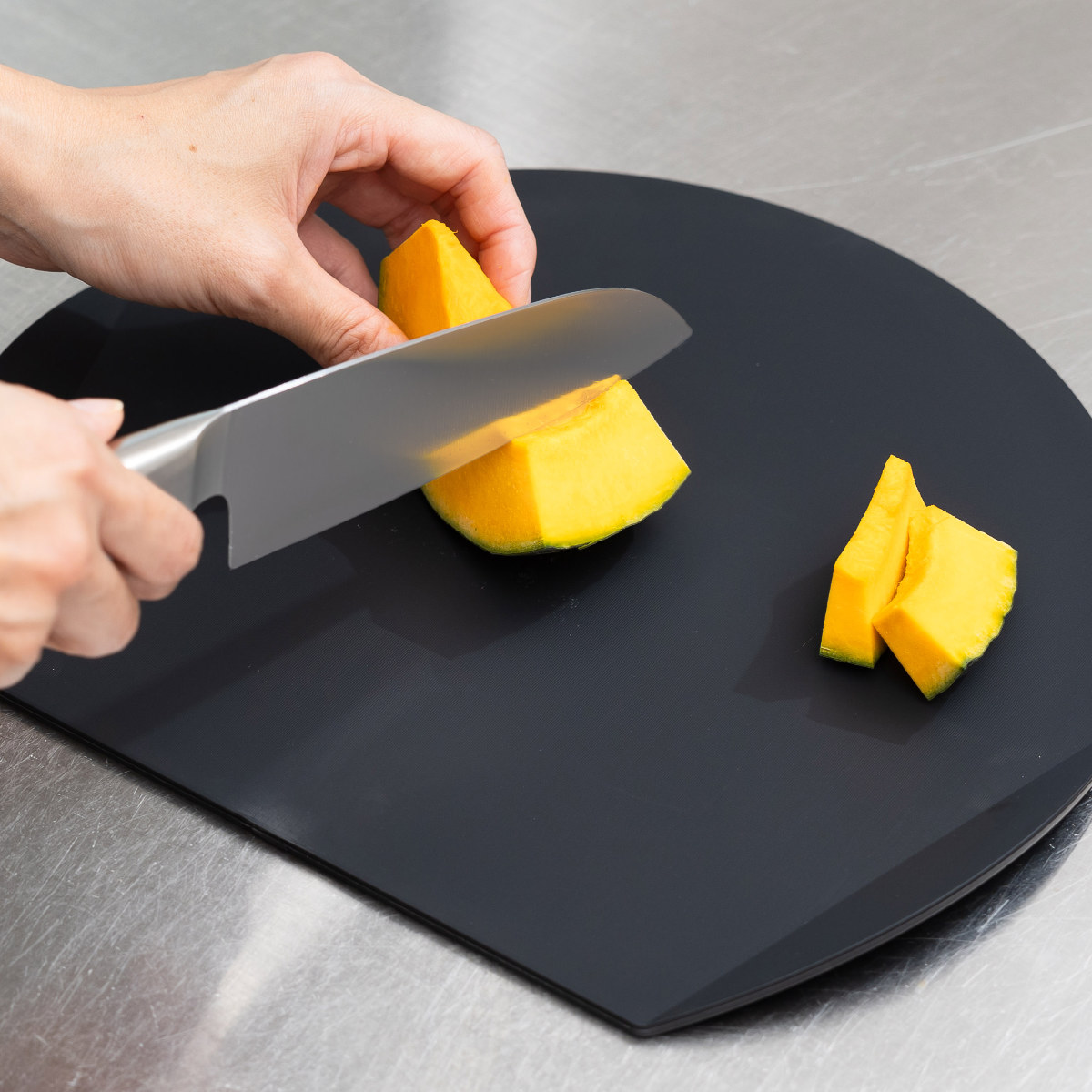 アイメディア 丸いまな板 持ち手付き 食洗機対応 耐熱エラストマー