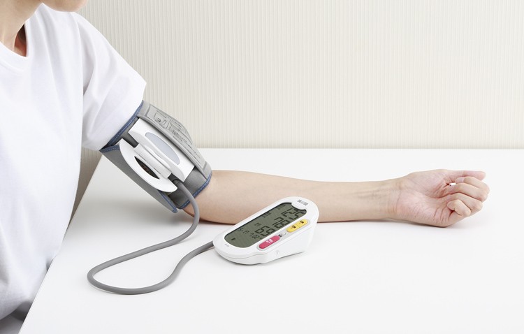 タニタ 上腕式デジタル血圧計 ホワイト BP-223-WH ( 1台 )/ タニタ
