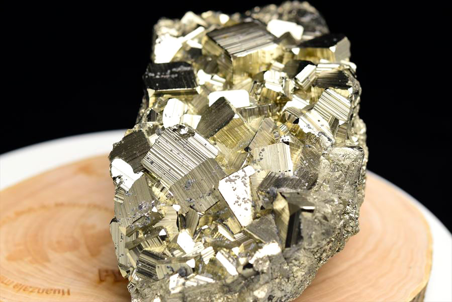 黄鉄鉱 パイライト の上には、多くの正三角形があり、誰か知っています