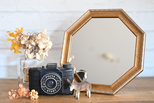 八角形の鏡を玄関に飾ると風水で開運に繋がると言われています