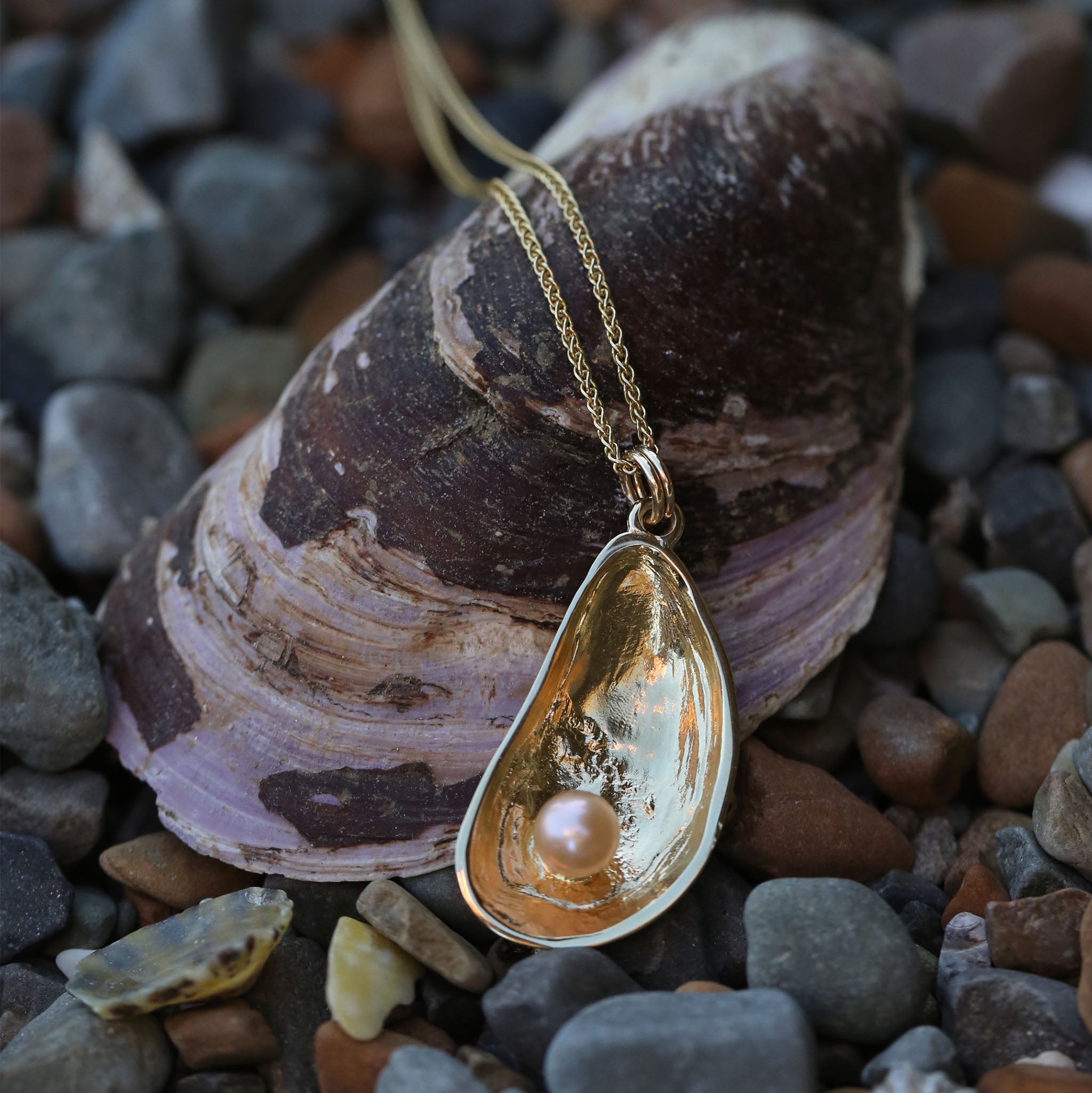 Mussel Large Pendant with Peach Pearl in 9ct Yellow Gold – Sheila