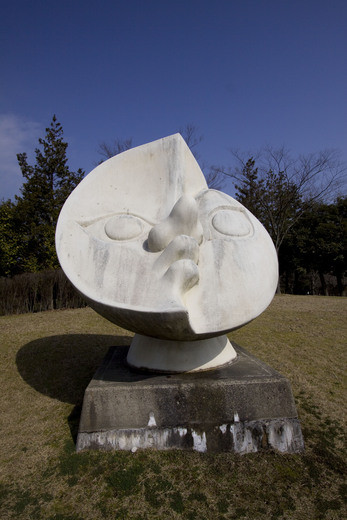 岡本太郎 「月の顔」（住所：福井県丹生郡越前町小曽原 ）｜自然人ネット