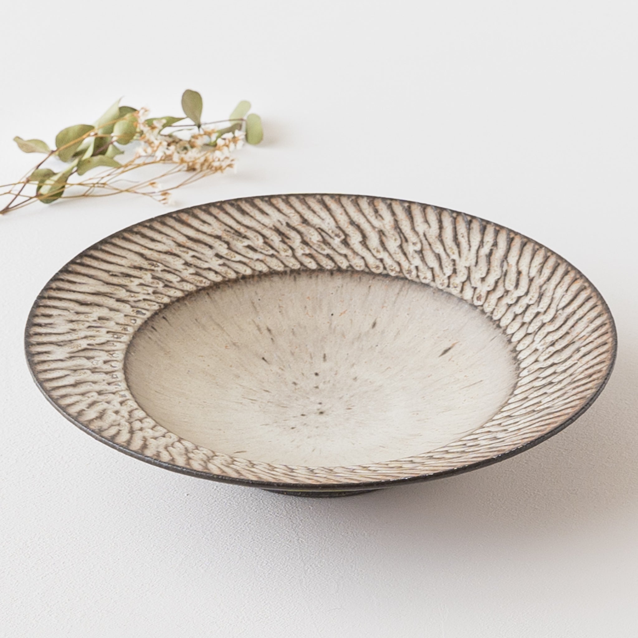 作家 山本雅則 しのぎ リム皿 8寸 白｜和食器通販 四季折折 – 四季折折