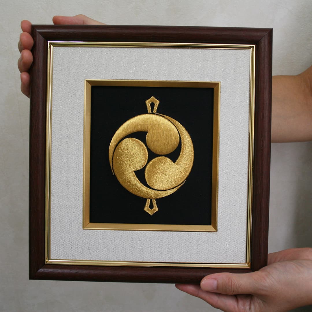 家紋刺繍額：祥 金糸コース（御誂え）名入れ可 -京都の刺繍 三京