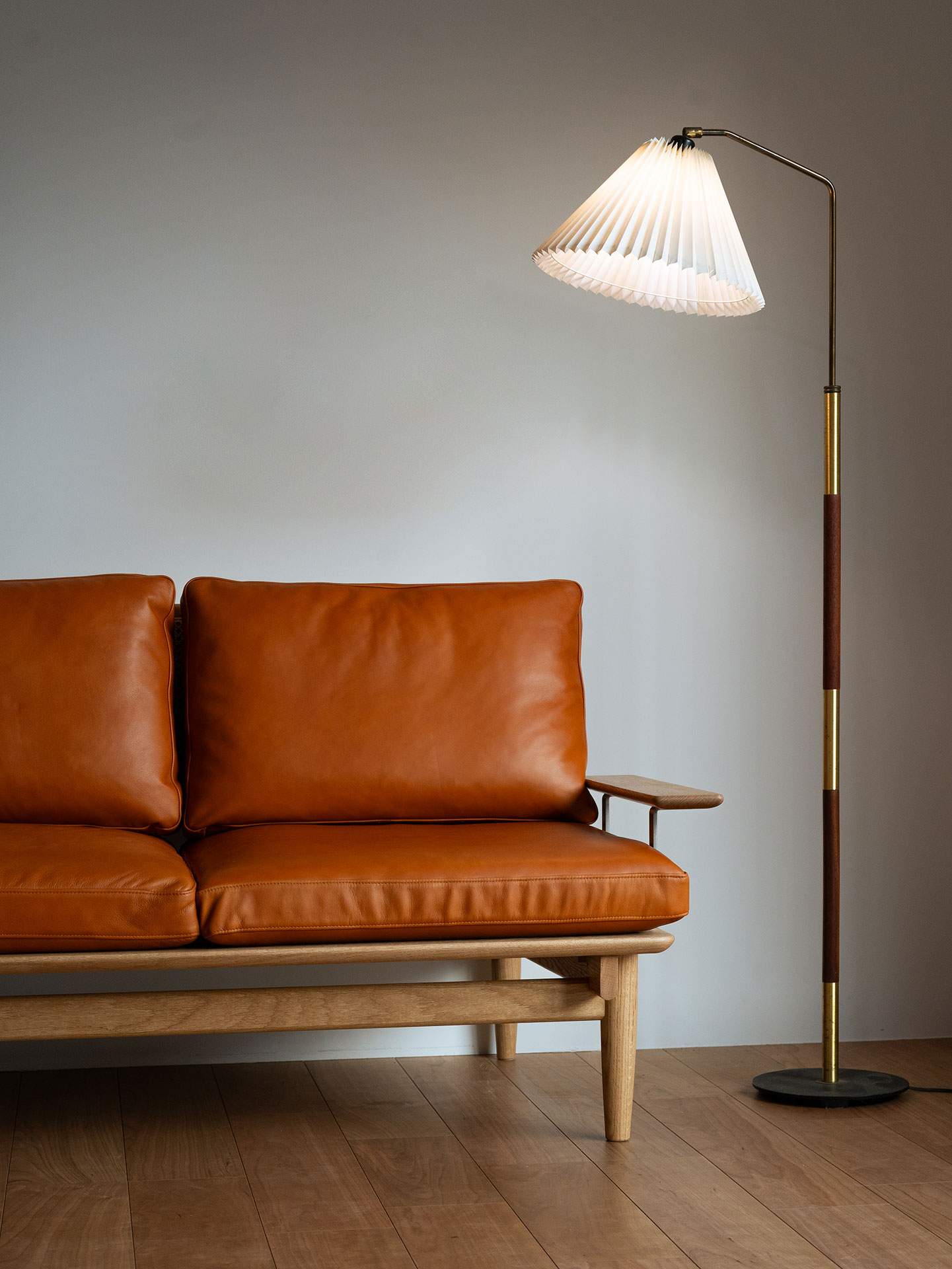 アームソファ | フレーム：オーク / クッション：革/ラテックス+