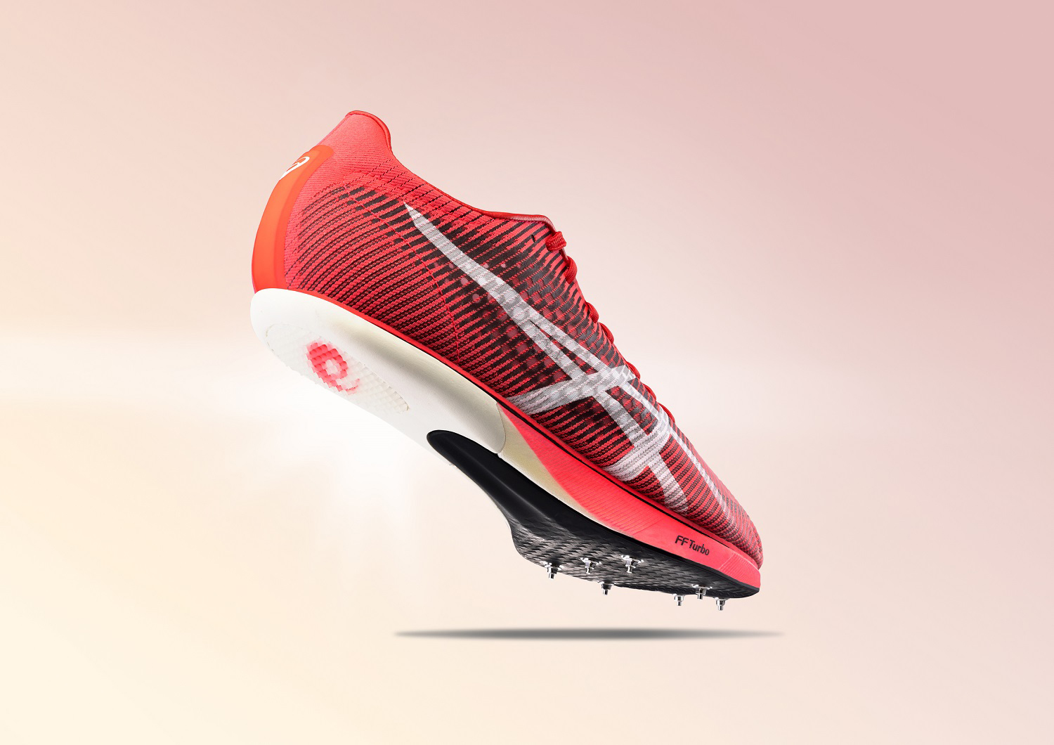 アシックス」から優れた反発性と推進力を兼ね備えたスパイクシューズが