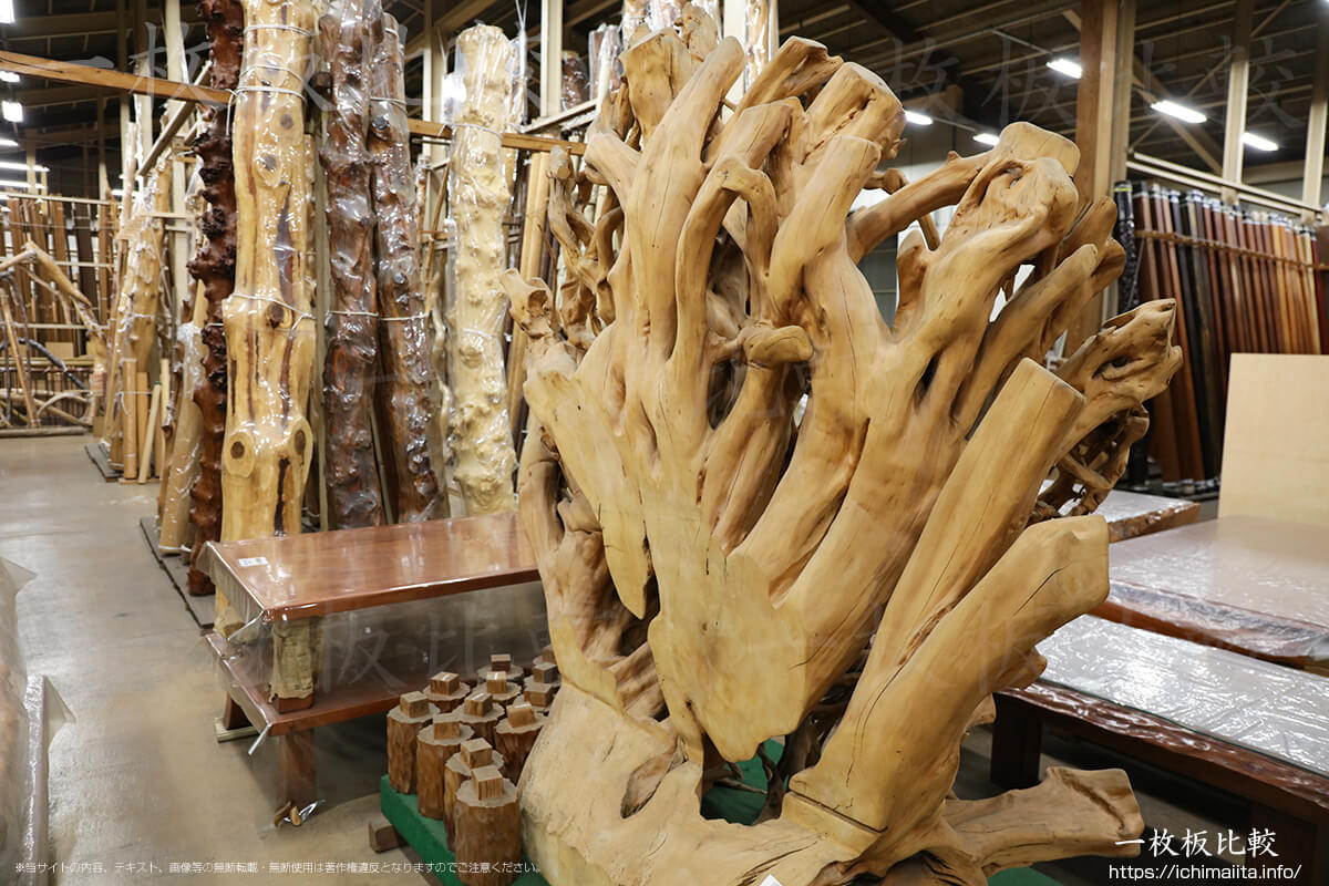 梶本銘木店新木場本社3階の変木展示販売コーナー | 無垢材とは | 一枚