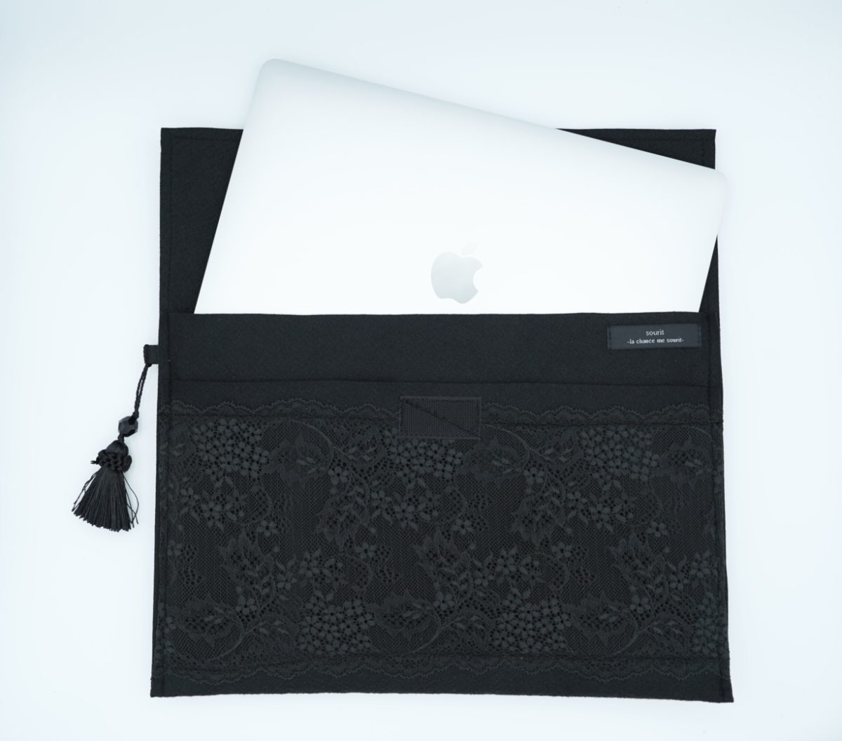 フェルトレースPCケース黒（Macbook air対応）タッセル付き | sourit