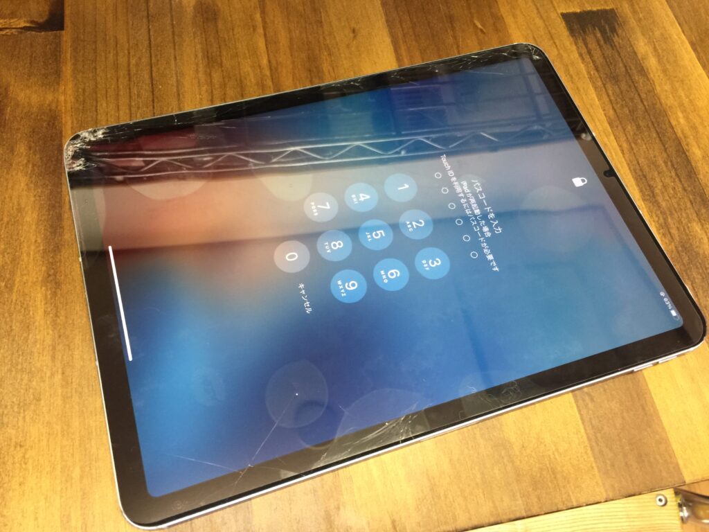 iPad Air 4 を落として画面の角からガラスがひび割れてしまった状態の