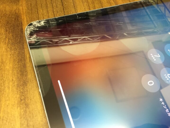 iPad Air 4 を落として画面の角からガラスがひび割れてしまった状態の