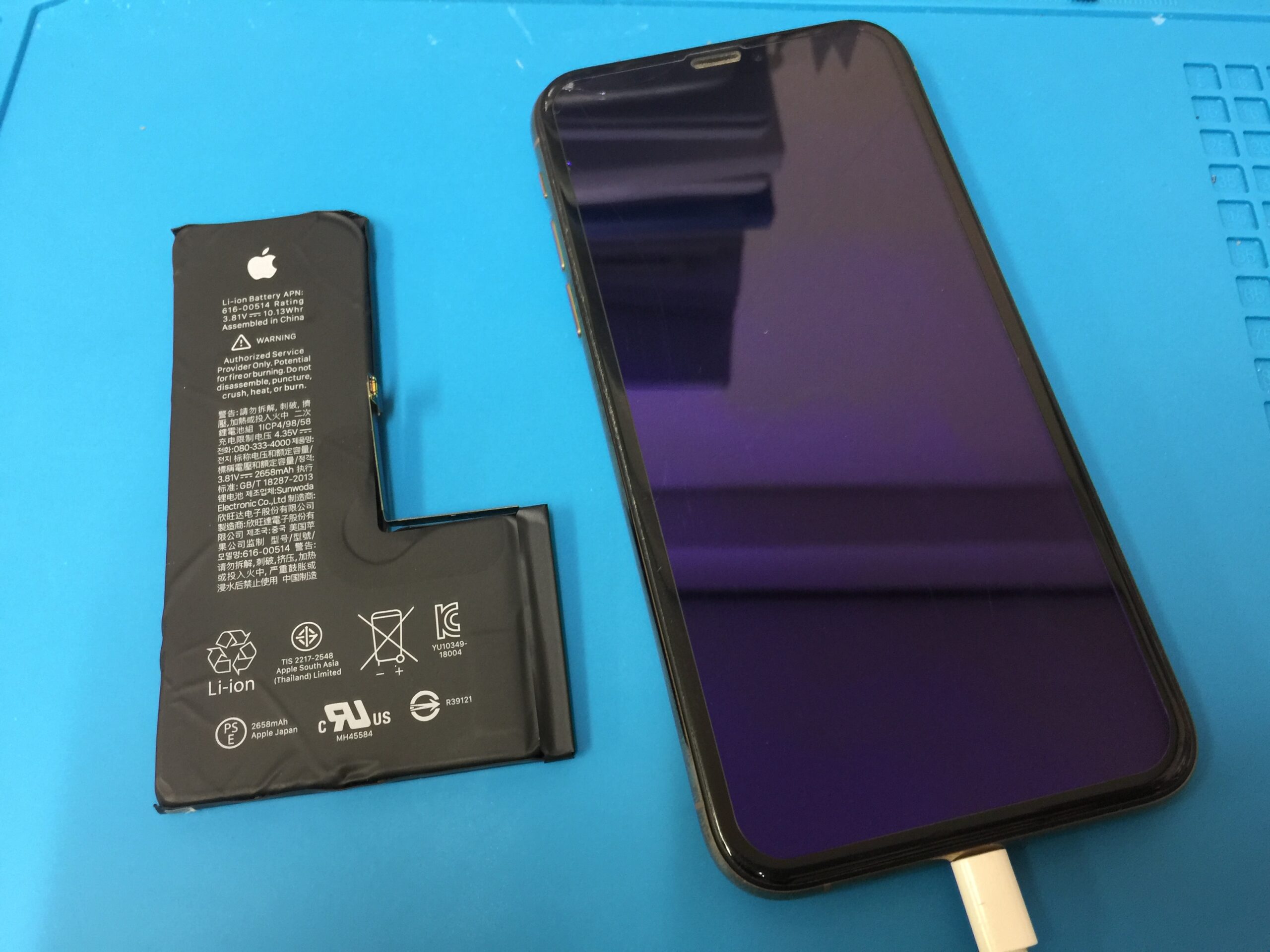 バッテリー最大容量76%のiPhoneXS のバッテリーを交換しました