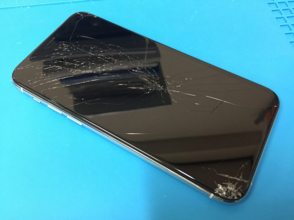 iPhone 11 Pro 】画面のガラスがひび割れて本体が熱を持つ気がするので