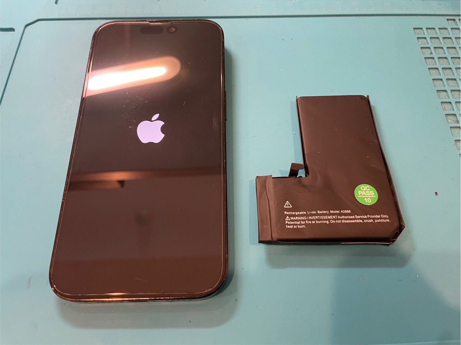 バッテリー膨張で画面浮きiPhone14Pro【iPhone修理所沢】 | iPhone