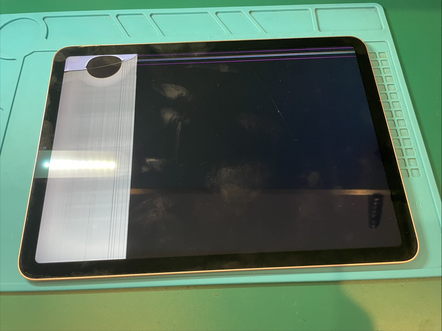 iPadAir第4世代液晶漏れの画面修理【iPad修理所沢】 | iPhone・iPad