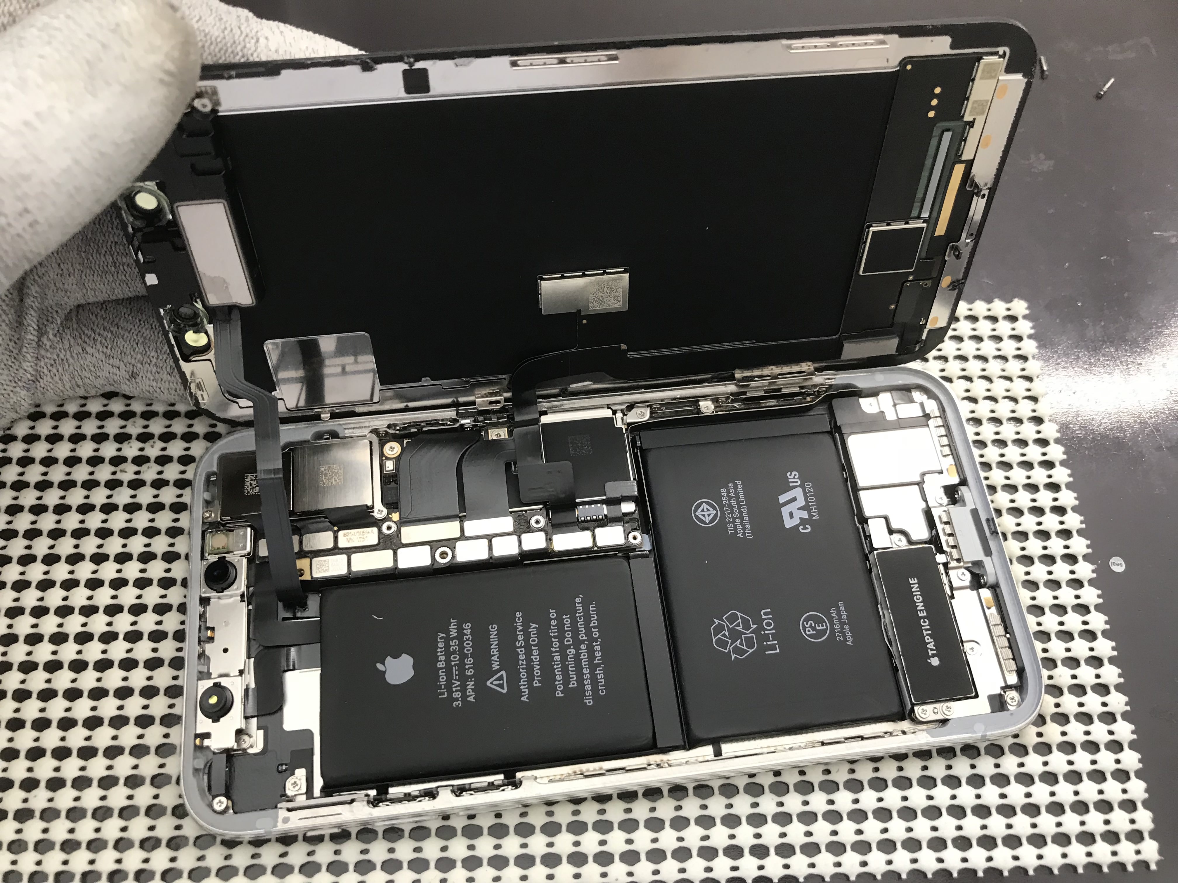 iPhone Xの驚きの構造、小さな本体でなぜiPhone 8 Plusより大きい