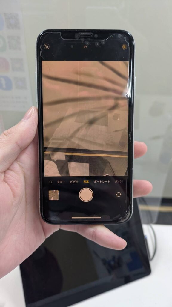 iPhoneのカメラレンズは割れていないのにカメラにヒビが映ってる