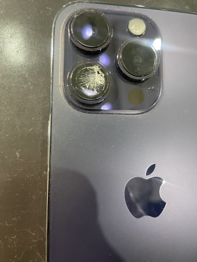 iPhone14proのカメラレンズ修理。割れたレンズだけを個別に修理いたし