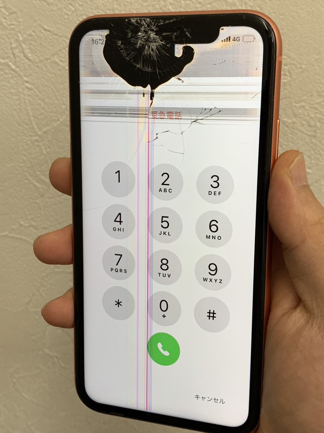 液漏れから現れる赤い光線…iPhoneの画面修理はスマップル渋谷本店で