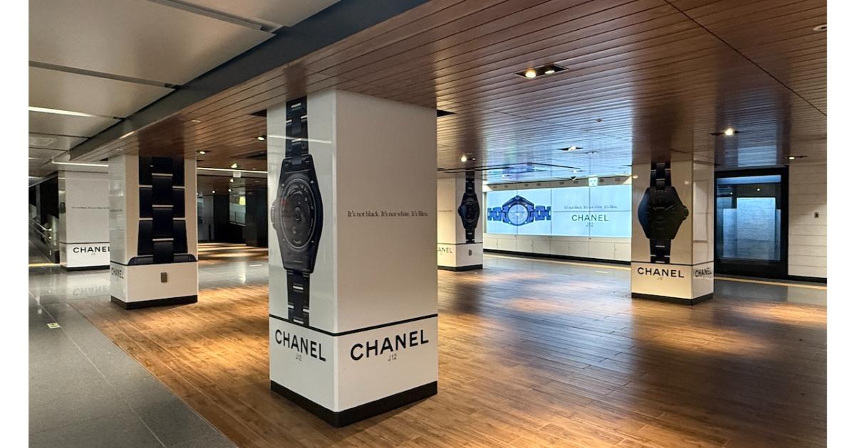 白でもなく黒でもなく青！「CHANEL」ウォッチ”J12”銀座駅をジャック