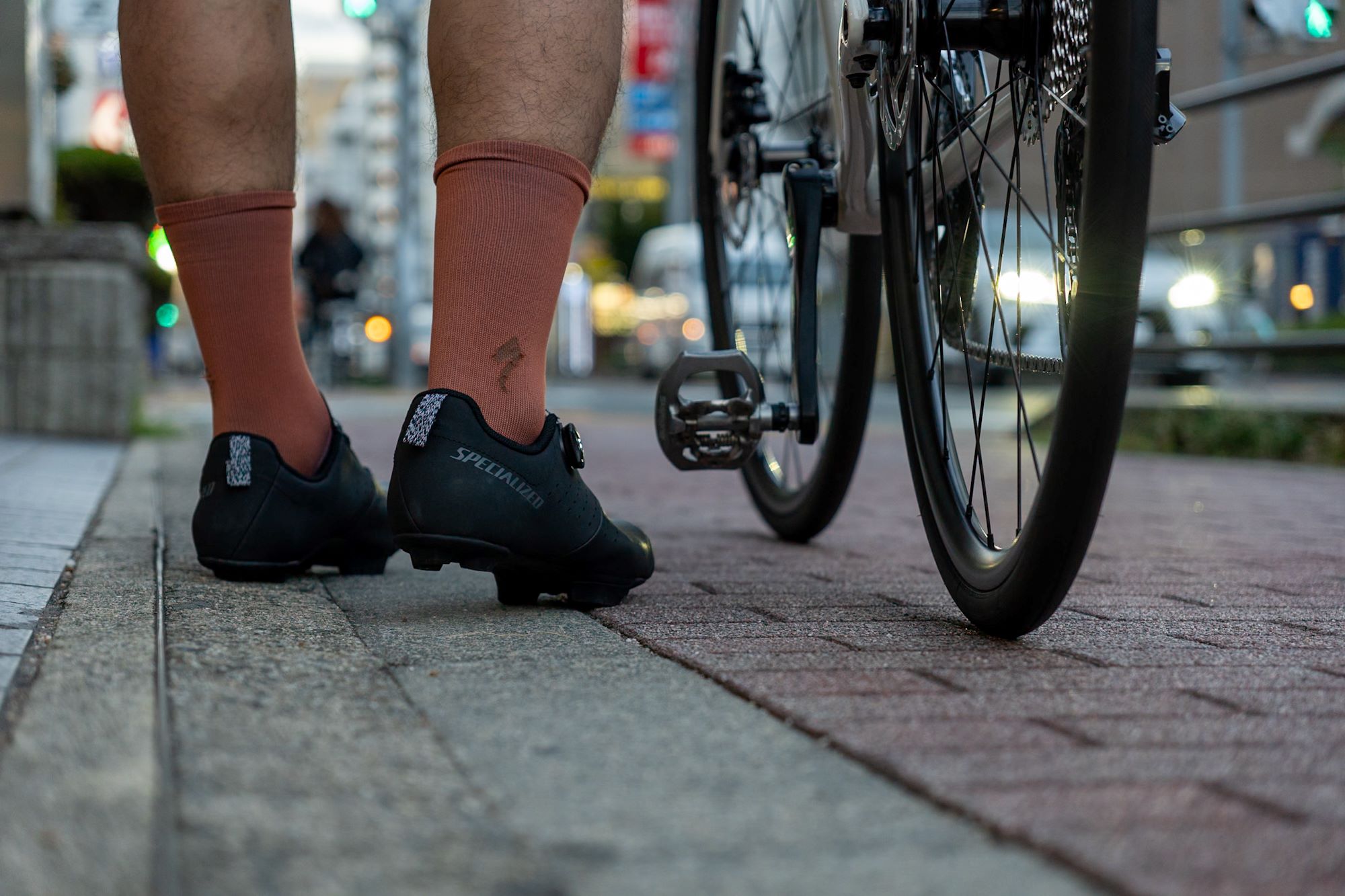 漕げて歩けておしゃれなビンディングシューズ Recon 1.0 で決まり