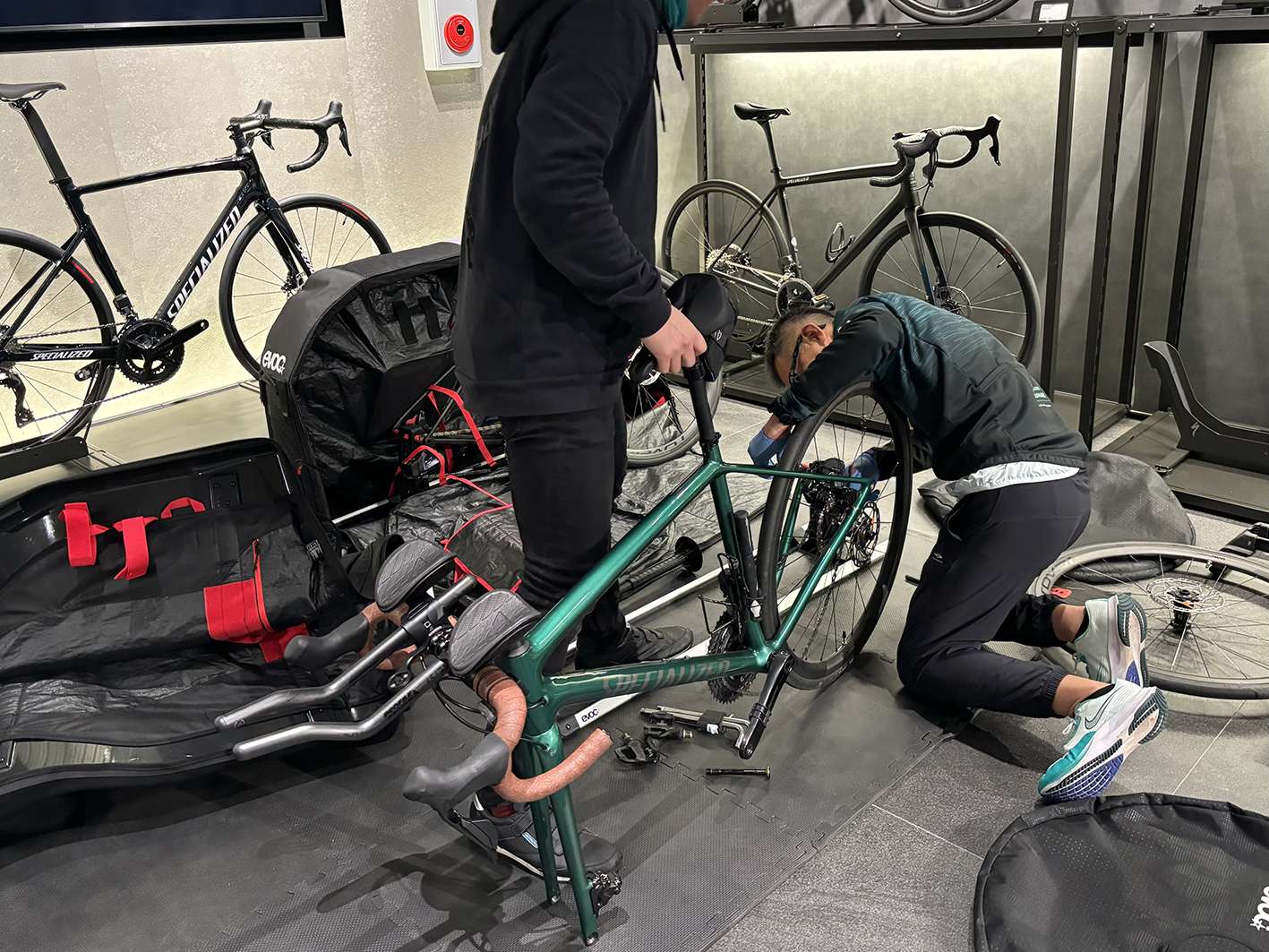 WORKSHOPレポート】evoc輪行バッグ編 | スペシャライズド 幕張