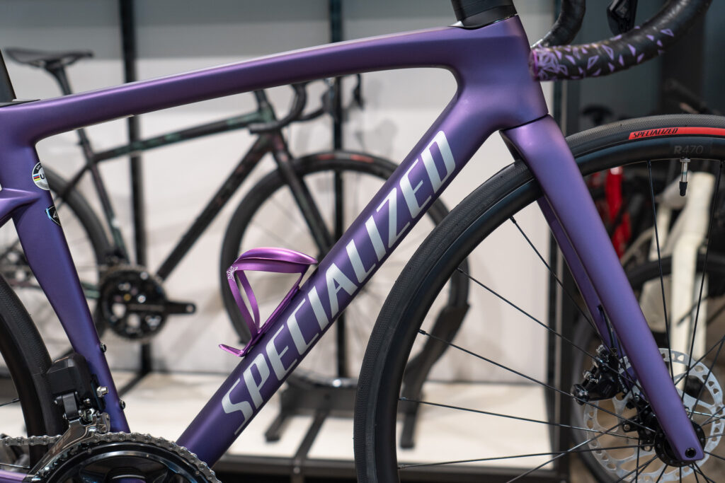 マット仕上げで大人っぽさを感じるパープルカラーのTarmac SL7 Compが