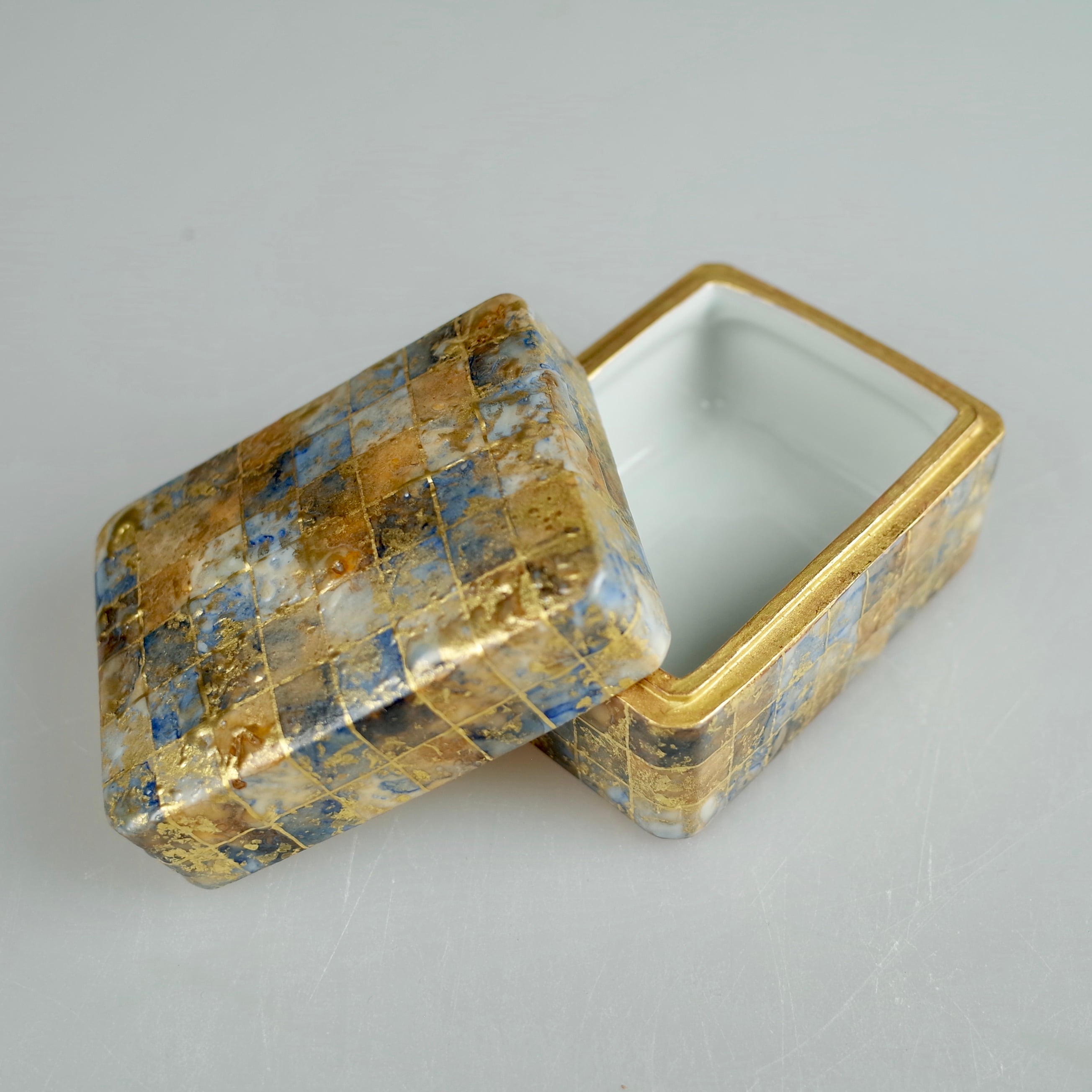 九谷焼 錦山窯 吉田幸央】 金襴手彩色 陶筥 Y-7 - 商品 | 日本ヴォーグ社