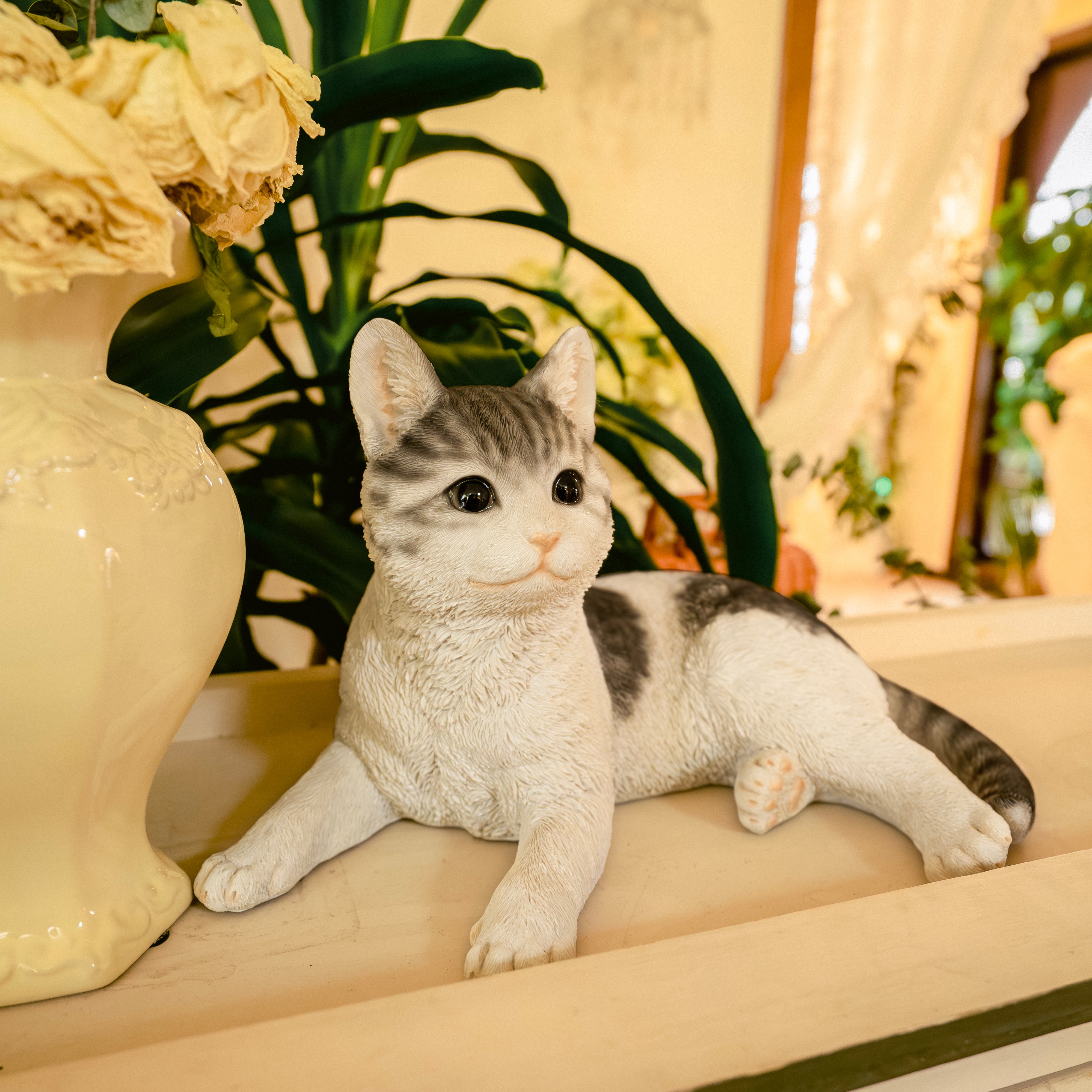 横たわるサバトラ白猫｜WooBia公式オンラインショップ – WooBia