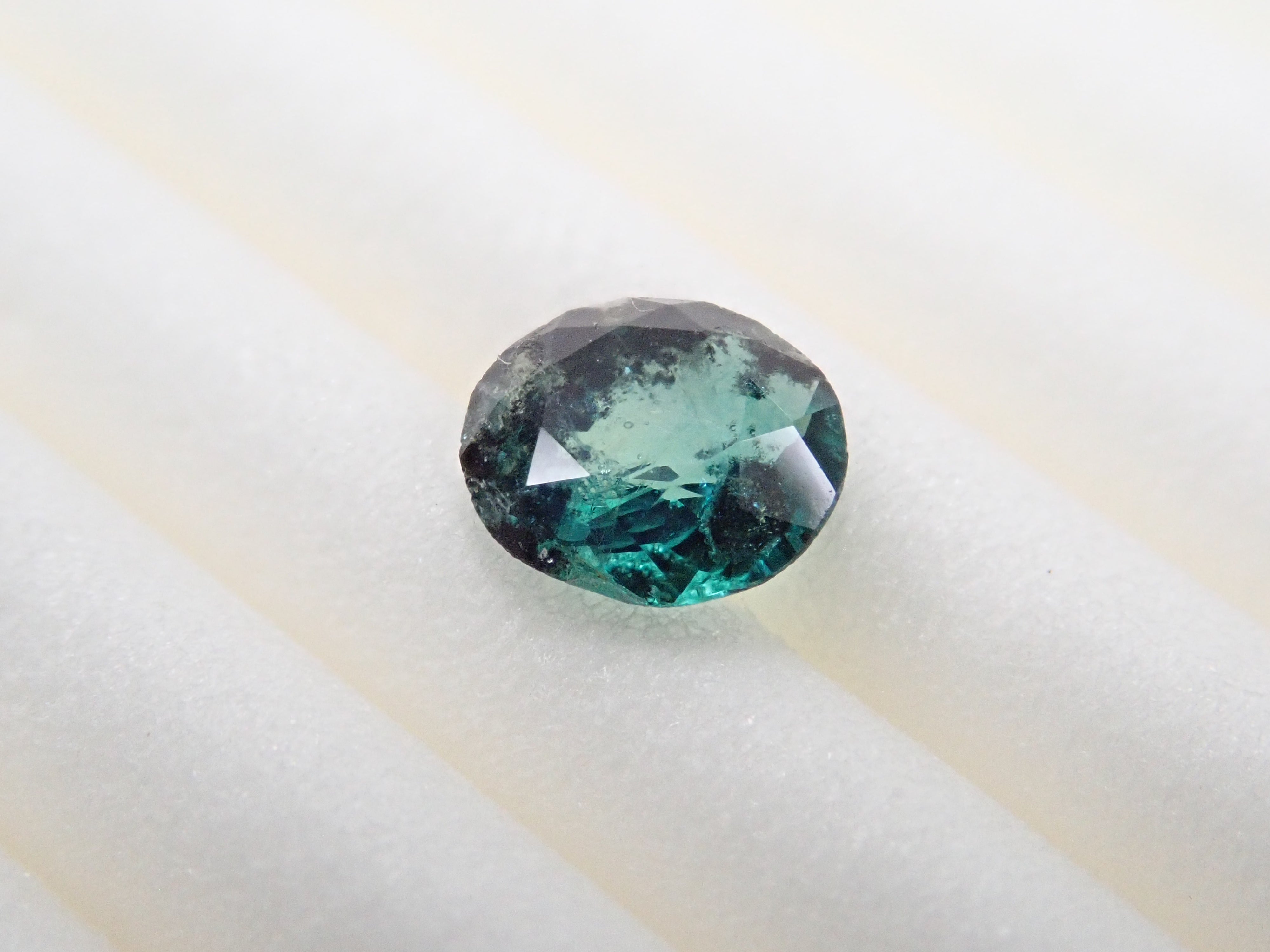 コロンビア産雲母インエメラルド 4.6mm/0.210ctルース