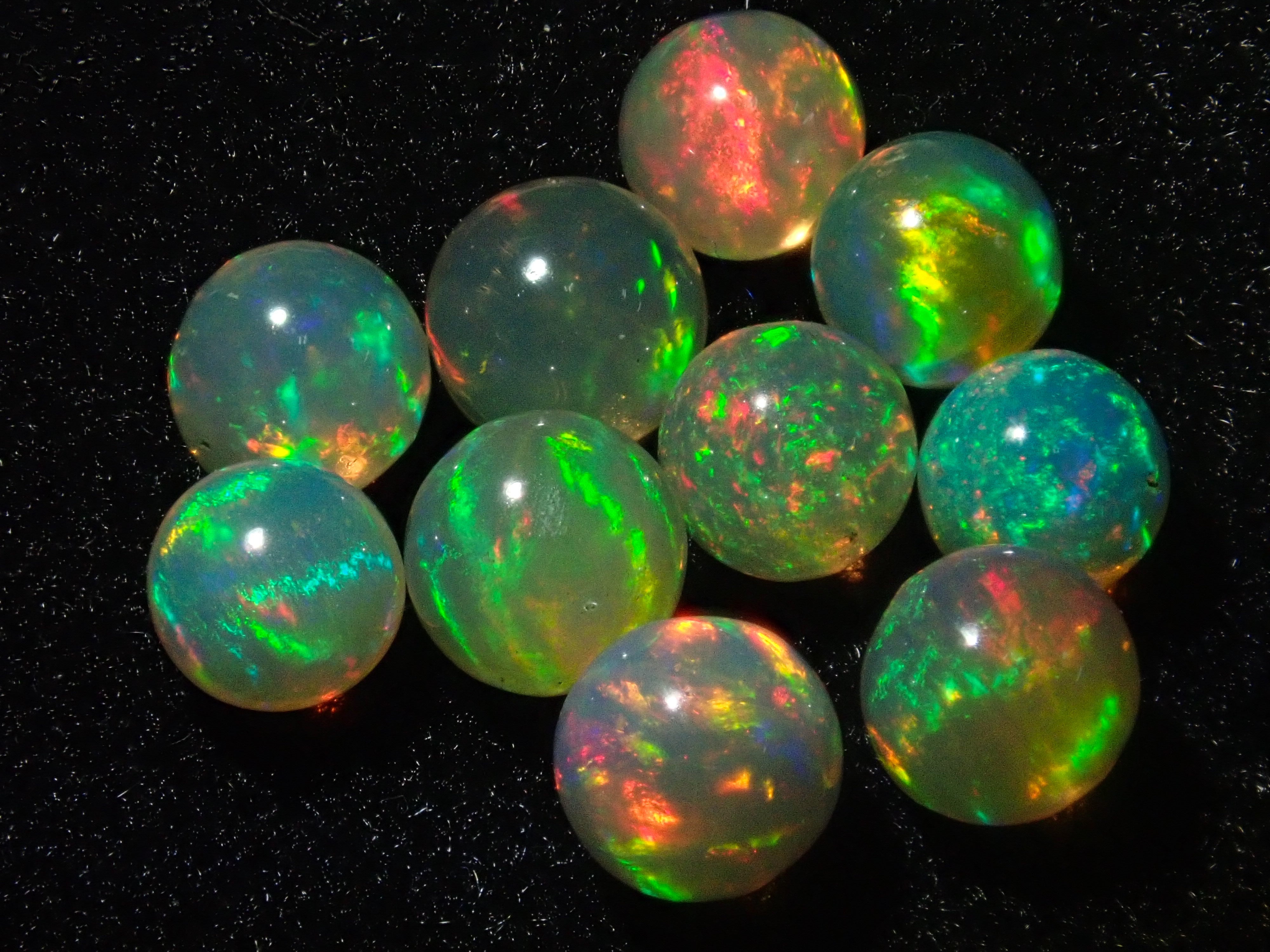 エチオピア産オパール1石ルース（スフィア,4.5-5.0mm）《複数購入割引有》