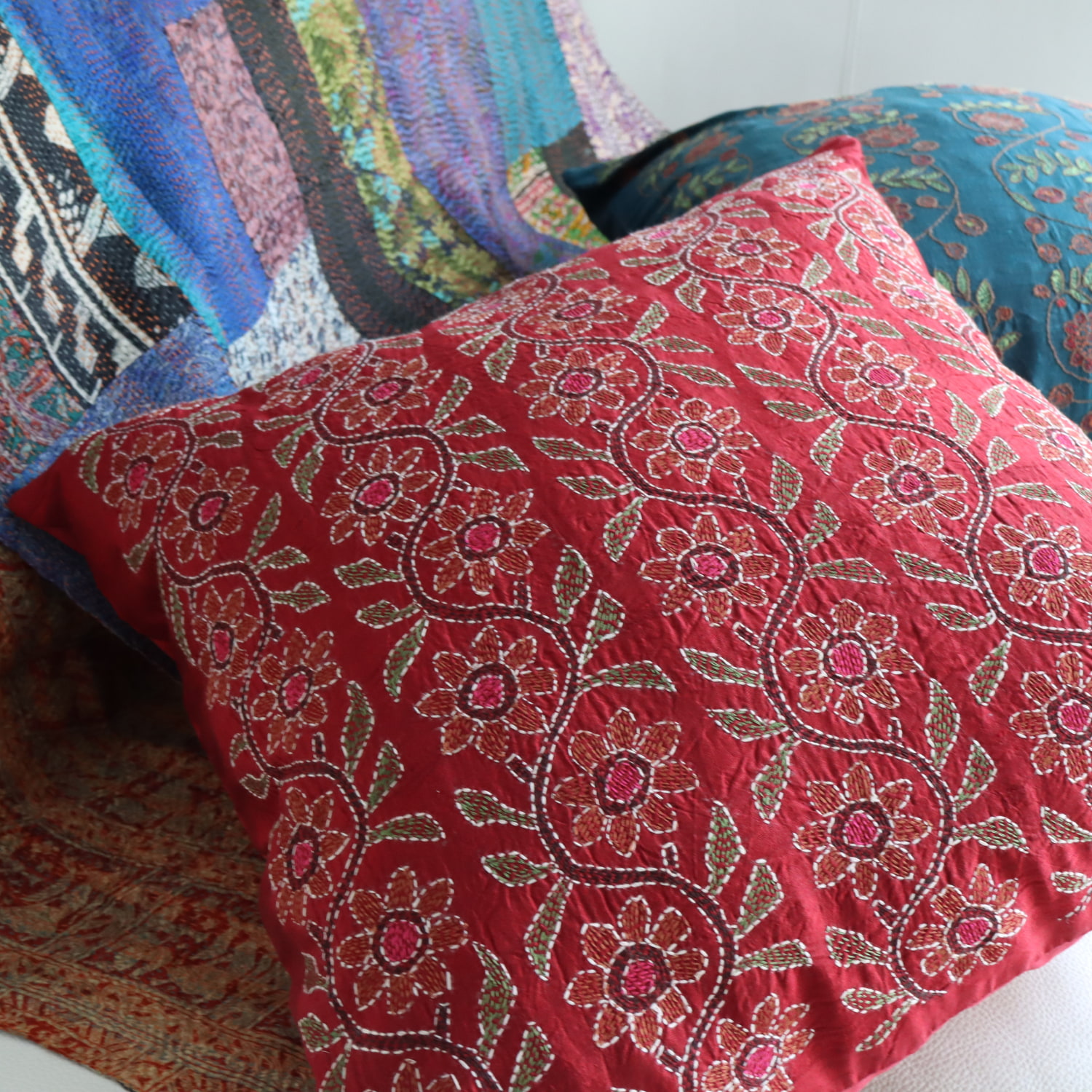 キリムスタイル / カンタ刺繍 シルク クッションカバー38×38cm レッド