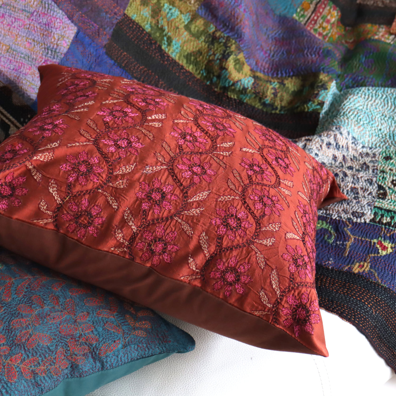 キリムスタイル / カンタ刺繍 シルク クッションカバー38×38cm レンガ